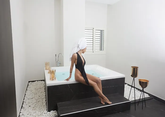 The Healthy Stay-padel, Pool&fitness