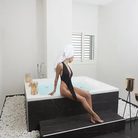 The Healthy Stay-padel, Pool&fitness