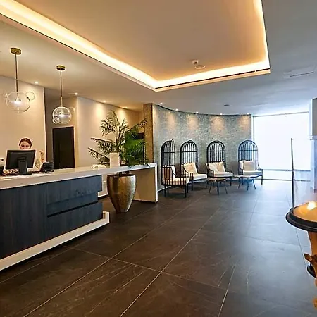 The Healthy Stay-padel, Pool&fitness Hotel
